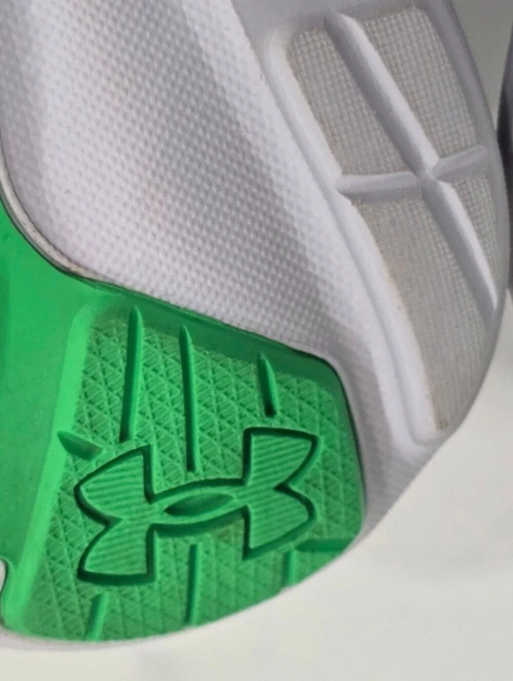 Under Armour Big Boys' Surge 3 Running Shoe Size 5.5Y
